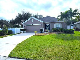 8051 Westfield Cir in Vero Beach, FL - Building Photo