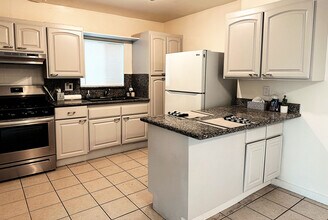 2474 New York Dr, Unit B in Altadena, CA - Building Photo - Building Photo