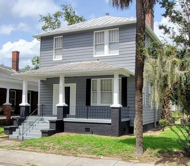 property at 612 W Victory Dr