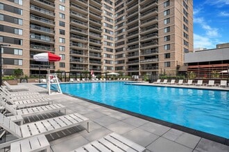 Crystal Square in Arlington, VA - Foto de edificio - Building Photo