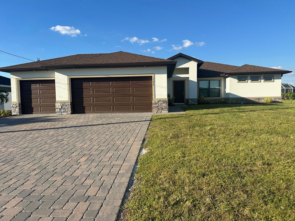 1723 NW 20th St in Cape Coral, FL - Building Photo