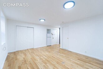 320 W 20th St, Unit 3 in New York, NY - Building Photo - Building Photo