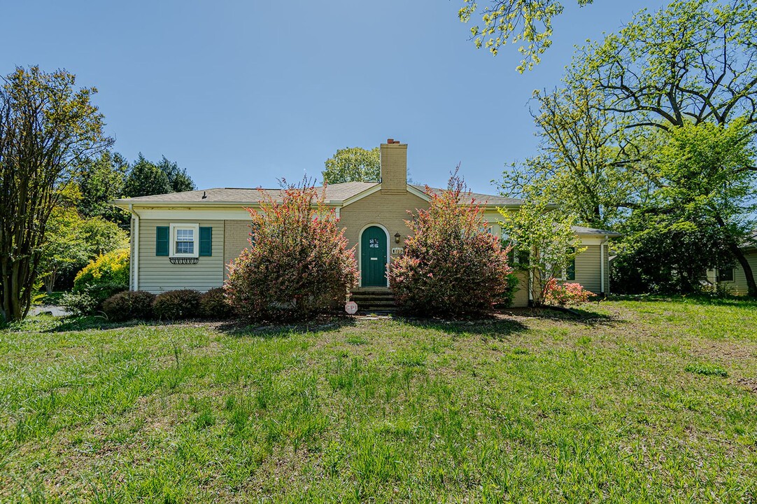 404 W Willowbrook Dr in Burlington, NC - Foto de edificio