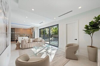 3390 Oak Ave in Miami, FL - Building Photo - Building Photo
