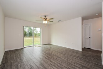 846 Youngreen Dr, Unit 411 in Ft. Myers, FL - Building Photo - Building Photo