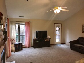 828 Royal Saint George Drive in Greenwood, IN - Foto de edificio - Building Photo
