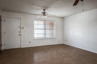 100 Shannon Cir in Del Rio, TX - Foto de edificio - Building Photo