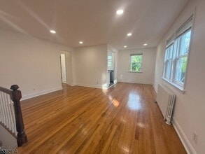 747 Linden Ave, Unit 2 in Rahway, NJ - Foto de edificio - Building Photo