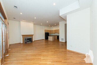 2533 N Southport Ave, Unit 3N in Chicago, IL - Foto de edificio - Building Photo