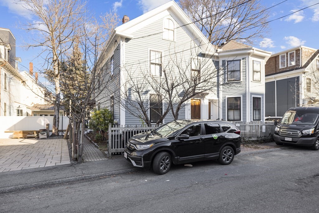 3 Pleasant Pl, Unit 3 in Cambridge, MA - Building Photo