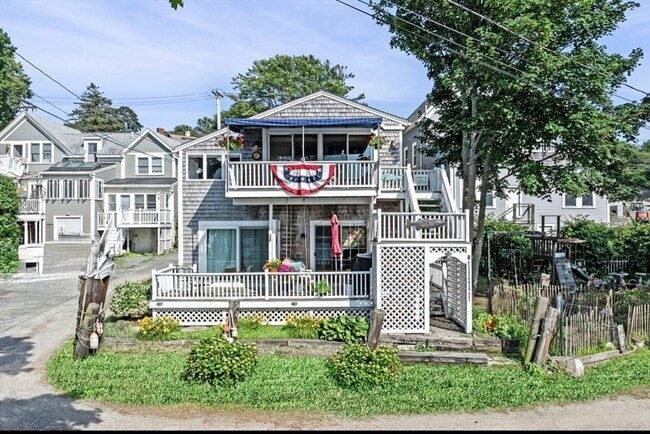 4 Way in Gloucester, MA - Foto de edificio - Building Photo