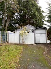 3327 Richmond Rd in Victoria, BC - Building Photo - Building Photo