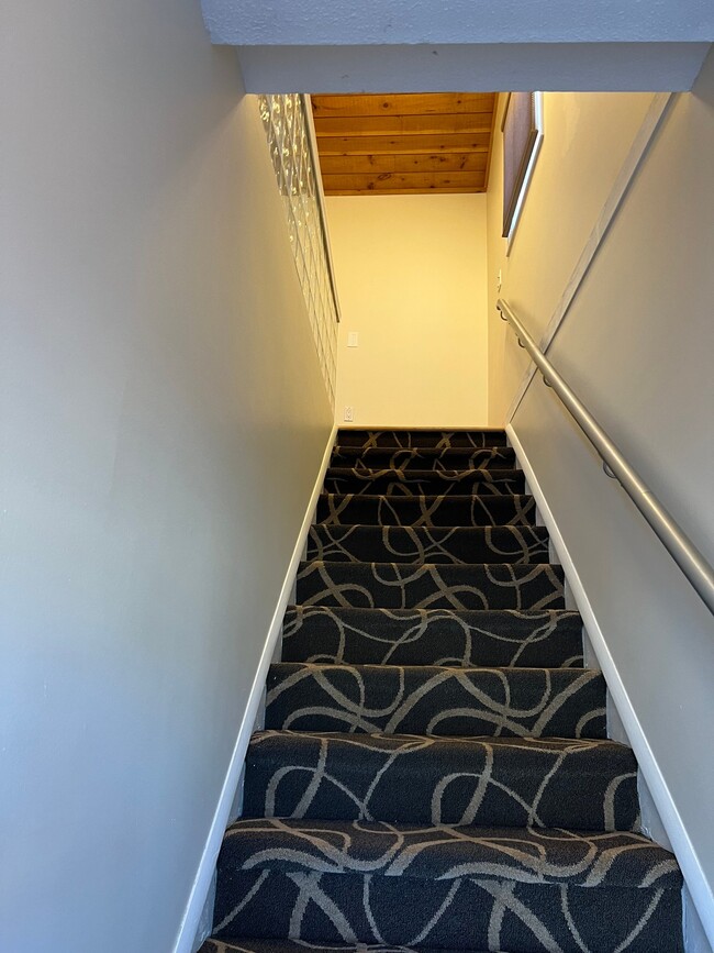 311 Racebrook Rd in Orange, CT - Building Photo - Building Photo