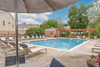 Williamsburg Townhomes in Northfield, OH - Foto de edificio - Building Photo