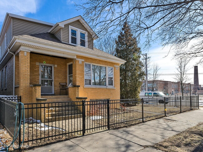 property at 5501 N Luna Ave