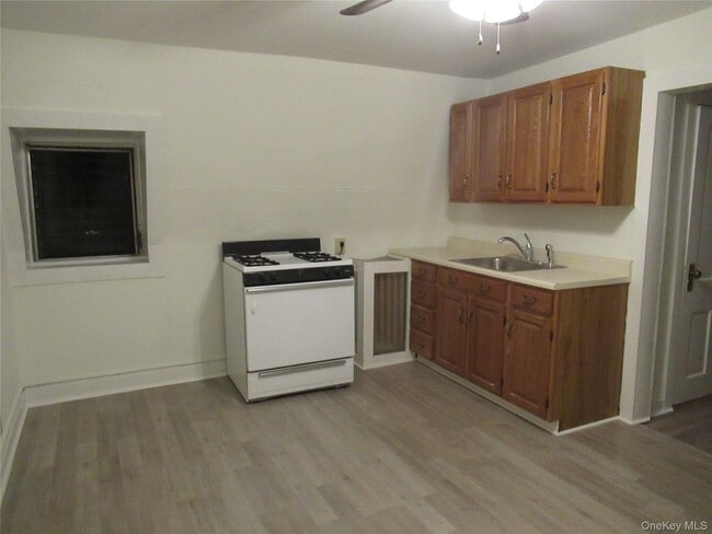 26 Oakland Ave in Warwick, NY - Building Photo - Building Photo