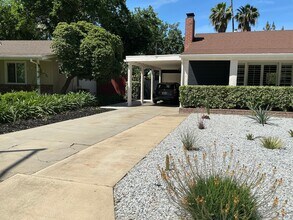 219 Buena Vista in Modesto, CA - Foto de edificio - Building Photo