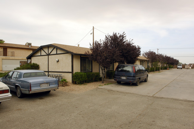 15766 Sequoia Ave in Hesperia, CA - Building Photo - Building Photo