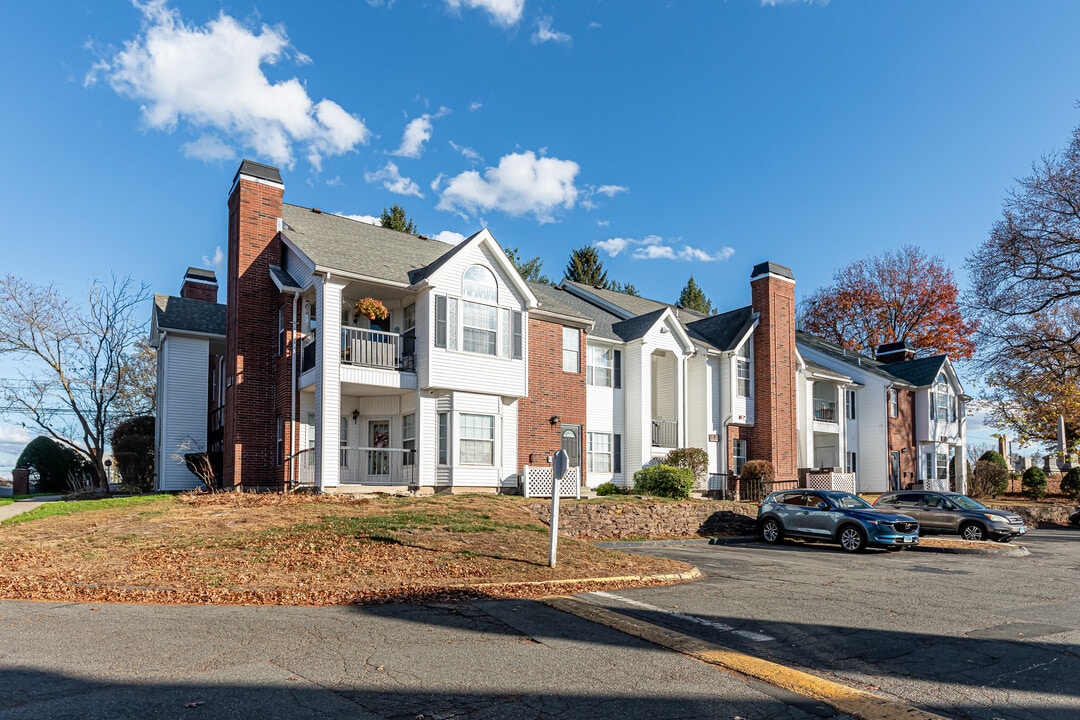 Carriage Park in East Hartford, CT - Building Photo