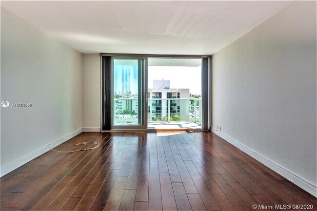 1000 West Ave, Unit 829 in Miami Beach, FL - Building Photo - Building Photo