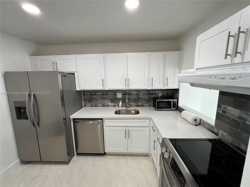 8000 SW 81st Dr in Miami, FL - Building Photo