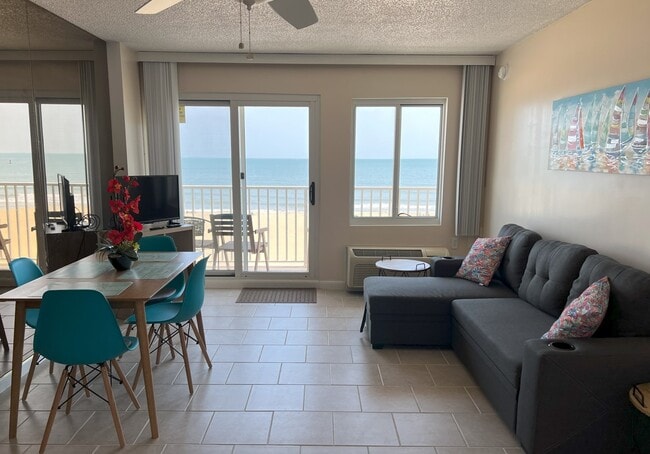 303 Atlantic Ave, Unit 402 in Virginia Beach, VA - Building Photo - Building Photo