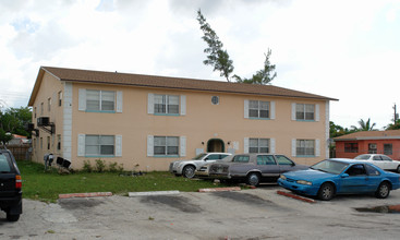 385 NW 43rd St in Oakland Park, FL - Building Photo - Building Photo