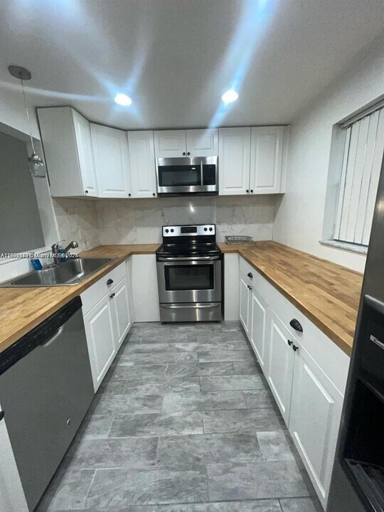 8000 Lagos De Campo Blvd in Tamarac, FL - Foto de edificio
