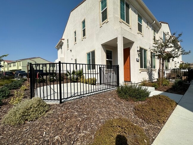 5301 E Commerce Way in Sacramento, CA - Foto de edificio - Building Photo
