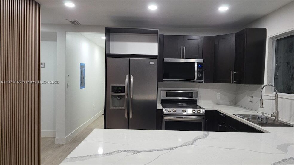 2310 NW 103rd St in Miami, FL - Foto de edificio