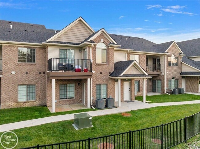2796 Barrington Square, Unit 2J in Auburn Hills, MI - Building Photo - Building Photo