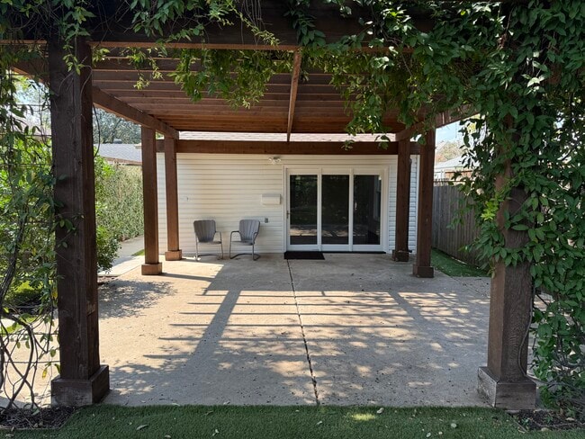 3925 Gaspar Dr, Unit Garage Apartment in Dallas, TX - Foto de edificio - Building Photo