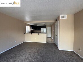 1024 Burnham Dr in Pittsburg, CA - Foto de edificio - Building Photo