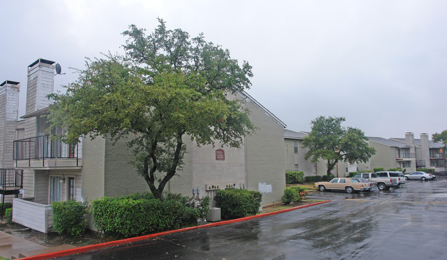 Oak Village Apartments in Fort Worth, TX - Foto de edificio - Building Photo