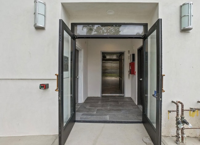 5432 Hermitage Ave in Los Angeles, CA - Building Photo - Building Photo