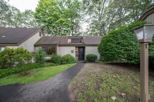 123 Heritage Vlg in Southbury, CT - Building Photo