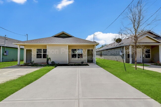 409 E Avenue G in Conroe, TX - Foto de edificio - Building Photo