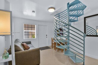 6966 Byron Ave in Miami Beach, FL - Foto de edificio - Building Photo