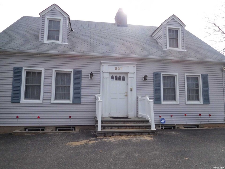 527 Old Country Rd in Plainview, NY - Building Photo