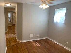 4905 W Augusta Blvd, Unit 1 in Chicago, IL - Foto de edificio - Building Photo