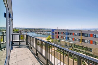 Waterfront Place in Everett, WA - Foto de edificio - Building Photo