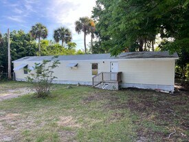 3931 W Ridgewood Dr in Cocoa, FL - Building Photo
