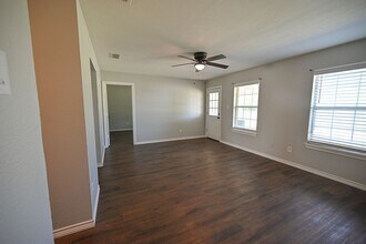 1705 N Cates St in Decatur, TX - Foto de edificio - Building Photo