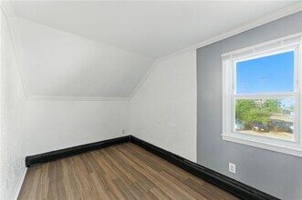 6 Roberts St in West Warwick, RI - Foto de edificio - Building Photo