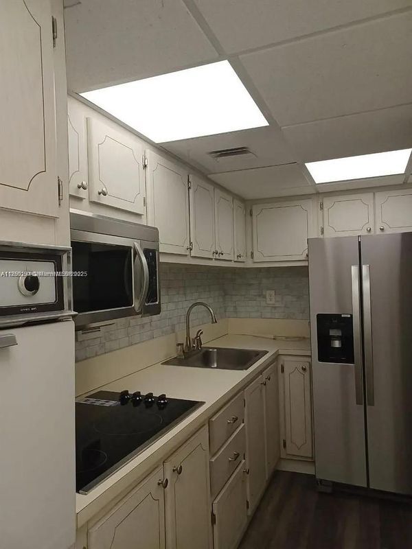 1000 West Ave in Miami Beach, FL - Building Photo - Building Photo