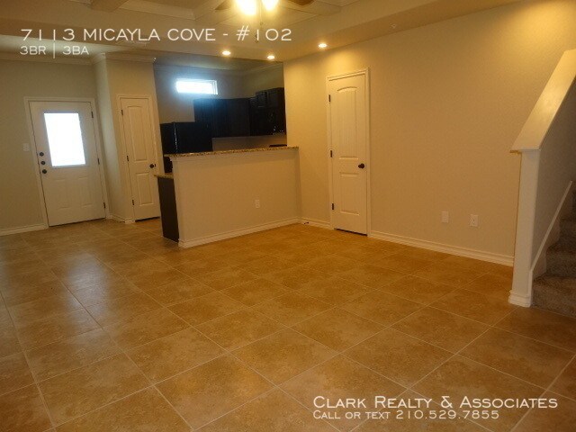 7113 Micayla Cove-Unit -#102 in San Antonio, TX - Building Photo - Building Photo