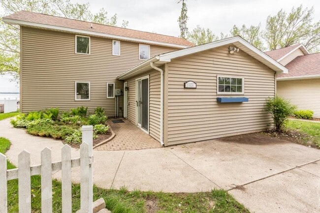 11037 E Village Cir in Spirit Lake, IA - Building Photo - Building Photo
