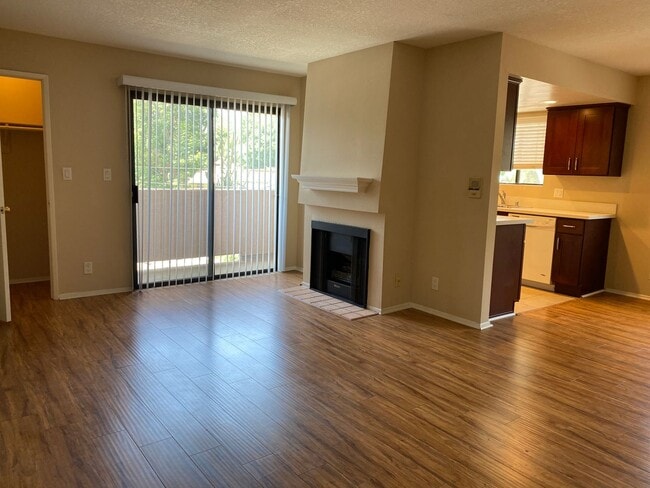 411 W Riverside Dr in Burbank, CA - Building Photo - Building Photo