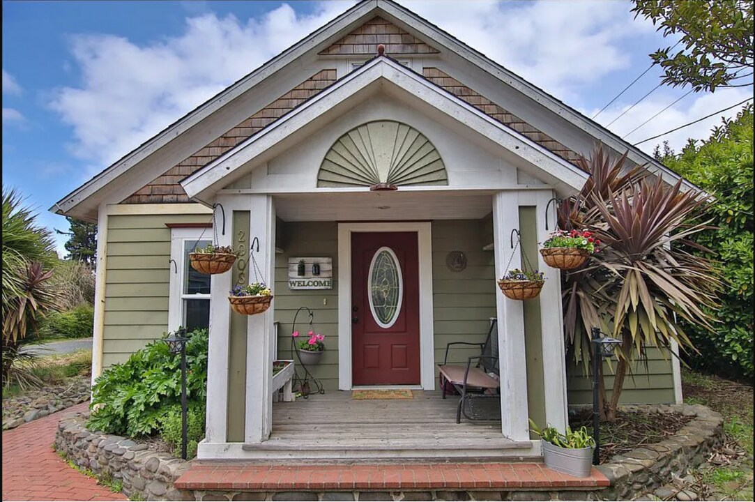 2008 State St in North Bend, OR - Building Photo