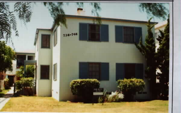 736-746 E Ave in Coronado, CA - Building Photo